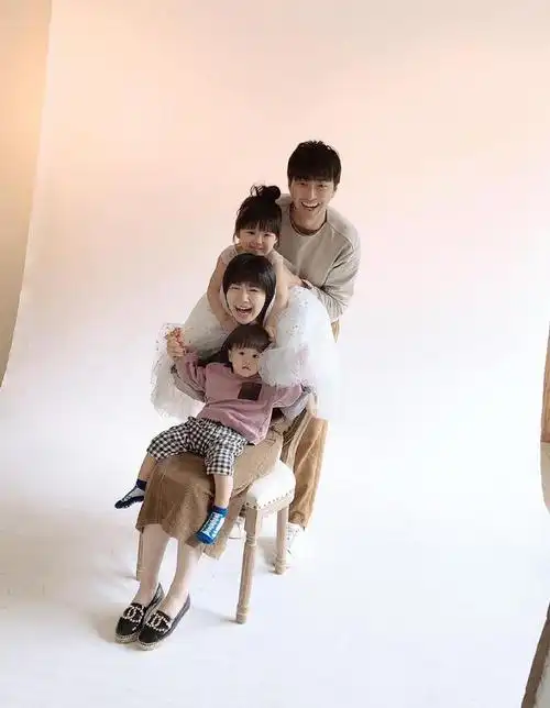 其乐融融!福原爱一家四口拍新年全家福,不满2岁的儿子帅出天际