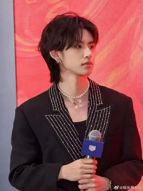 小鬼的珍珠正好卡在锁骨里##小鬼今天造型硬控我#小鬼王琳凯活动孕屯