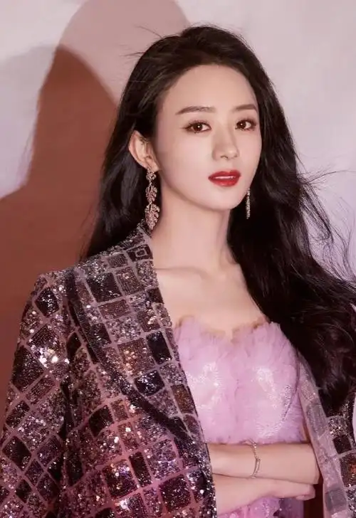 赵丽颖超话#赵丽颖粉色挑染直发#赵丽颖×《时尚cosmo》六月刊封黑长