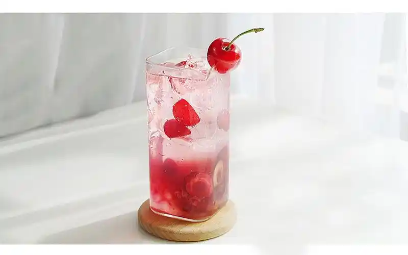 清新一夏烦热的夏日来杯冰爽的樱桃汽水吧