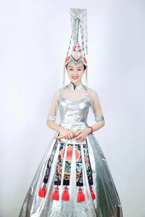 少数民族女歌手(四个字的少数民族女歌手)