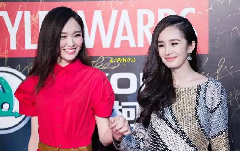 唐嫣工作室转发讽刺杨幂微博 称是账号被盗