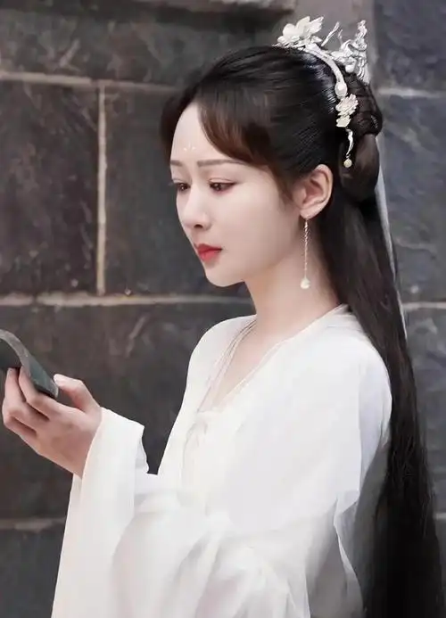 仙气飘飘的杨紫,优雅迷人!__财经头条