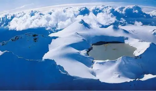 鲁阿佩胡内有一个湖水很热的硫磺湖汤加里罗国家公园景色鲁阿佩湖山上