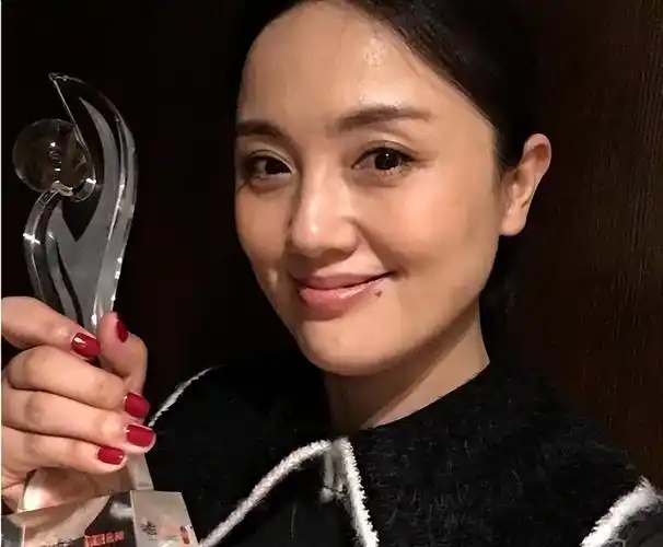 长大后的朱媛媛为了追求自己演员梦,打算报考电影学院,结果有三所学校