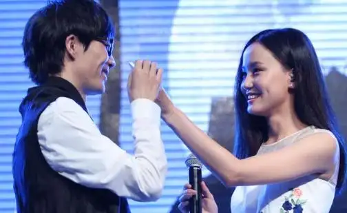 黄龄许嵩疑似恋爱真的假的怎么回事 黄龄照片和个人资料被扒-爱妻自