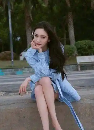 难怪杨幂被称为腿精,当她和网红阿沁站一起,腿型也太真实了吧_黑色