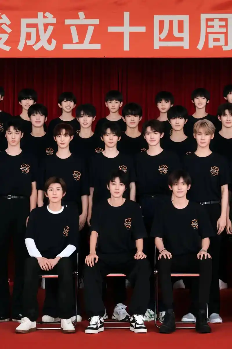 好家伙.#时代峰峻 #大合照 #18楼 #集体照 #十八楼 - 抖音