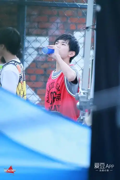 [易烊千玺][分享]180319 易烊千玺没见过系列 打篮球的学弟很帅气