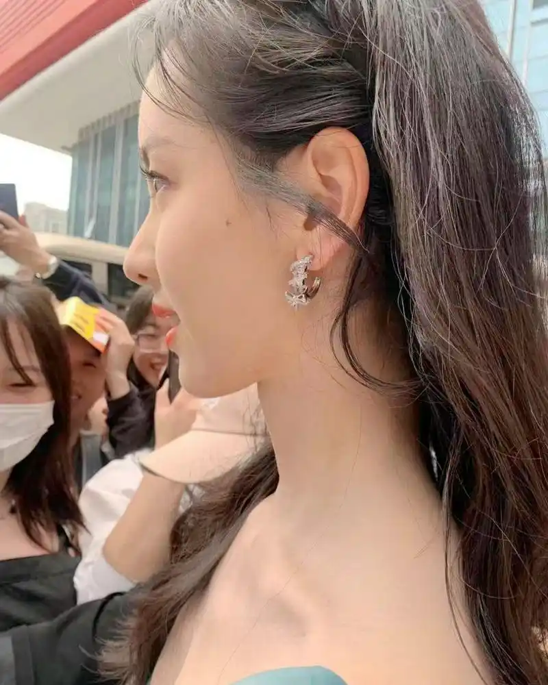 美女老师陈都灵,这侧脸和章泽天太像了