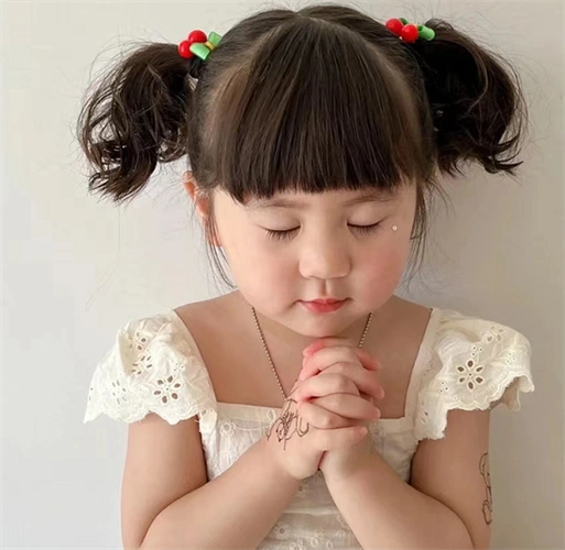 圆脸小女孩扎发 漂亮可爱又软萌_儿童发型 - 美发站