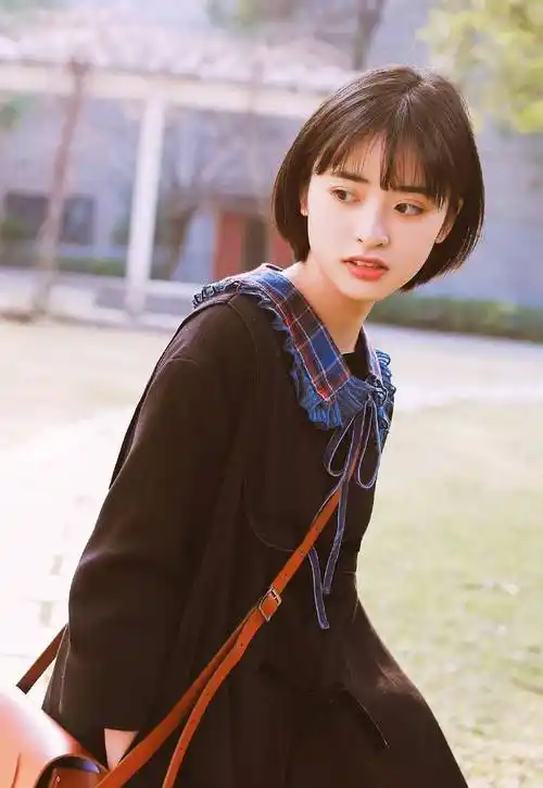 鲍勃只是这款一个普通的发型,沈月发型编发,沈月头发属于哪种短发,没