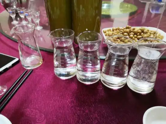 为什么喝白酒时,有人喜欢放一杯白水,以前不明白,到现在才弄懂