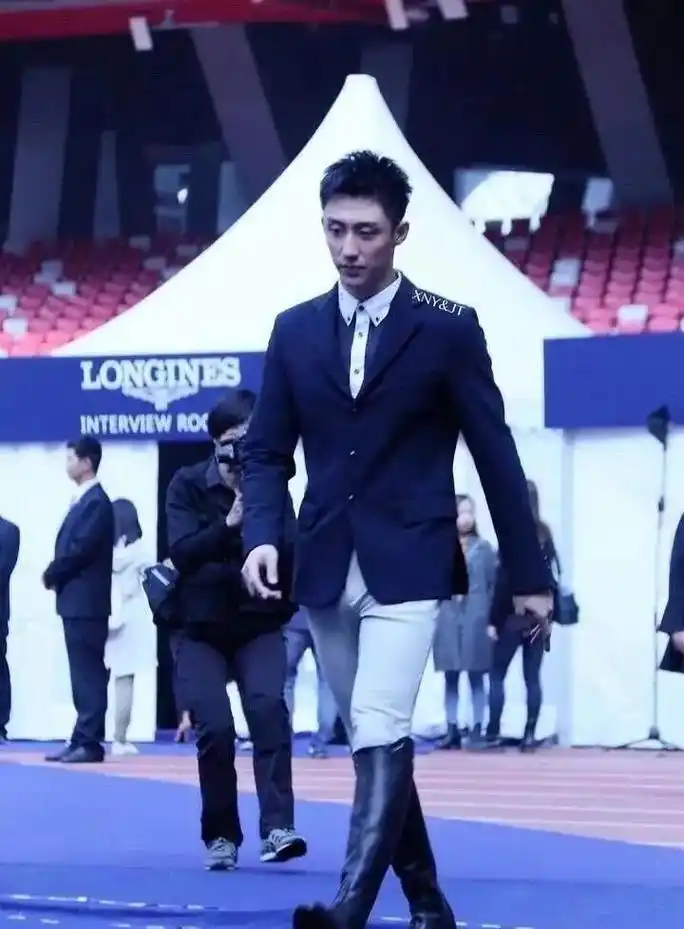 黄景瑜跨年晚会裤子太紧网友瞬间化身叮裆