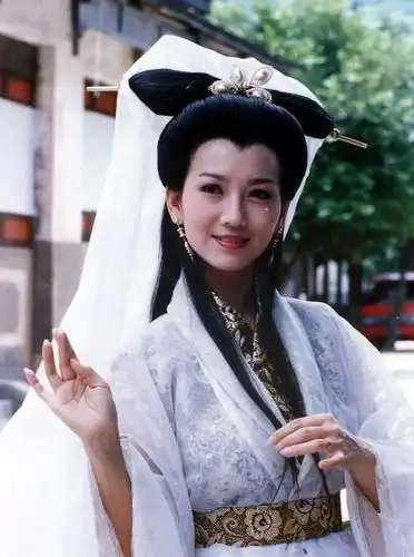 《新白娘子传奇》三人经典剧照12345678赵雅芝身穿白色连衣裙,和敬老