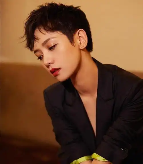 网友猜测刘恺威离婚后的口味变重,可能对美人杨幂不感兴趣,而开始和