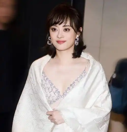 原创深圳这一夜被长发披肩的孙俪惊艳凶相变福相甩打针脸几条街