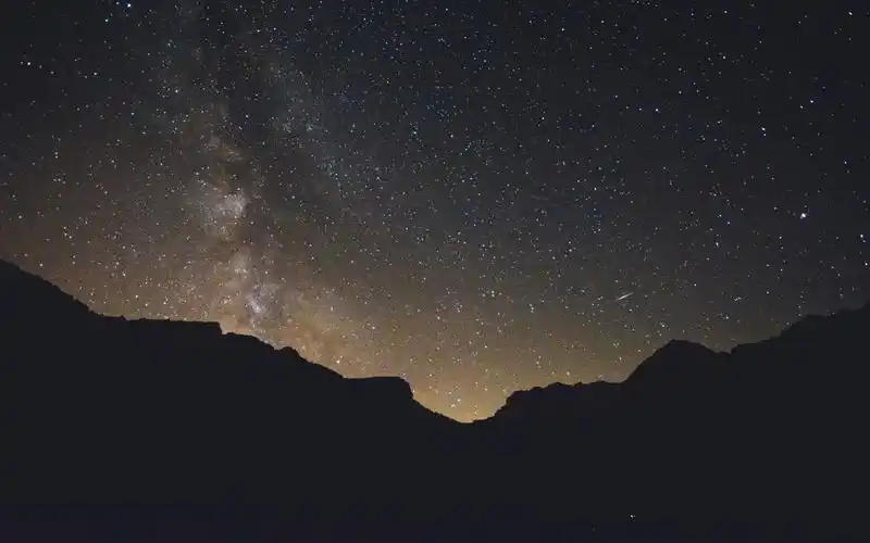 夜晚蓝色星空唯美高清图片桌面壁纸