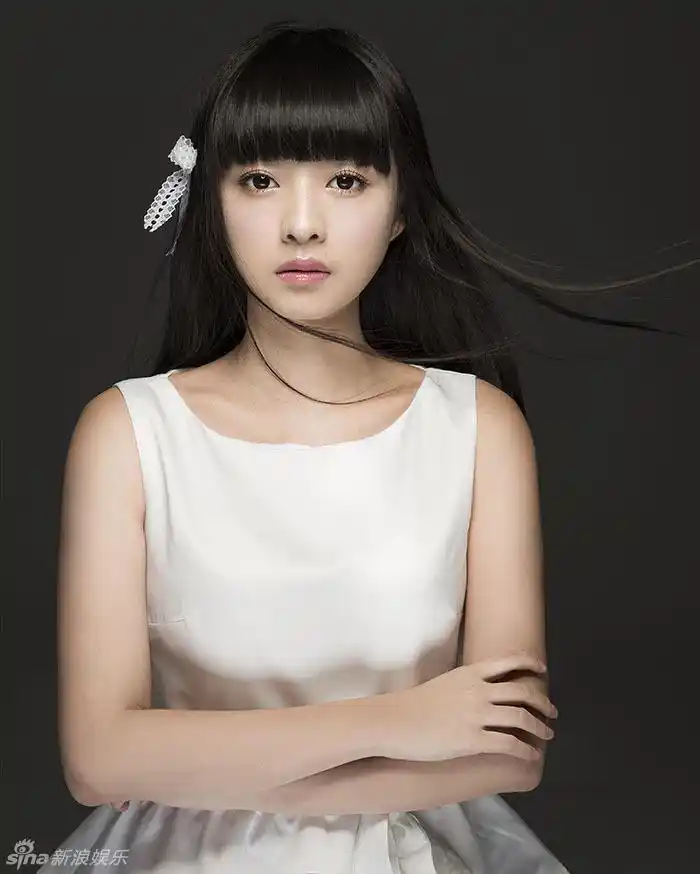 新浪娱乐讯 演员余心恬曝光了一组应景的圣诞节唯美大片,近乎裸妆的