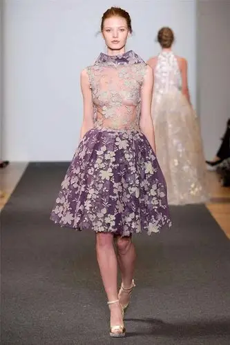 犹抱琵琶半遮面,本季秀场十大透视装