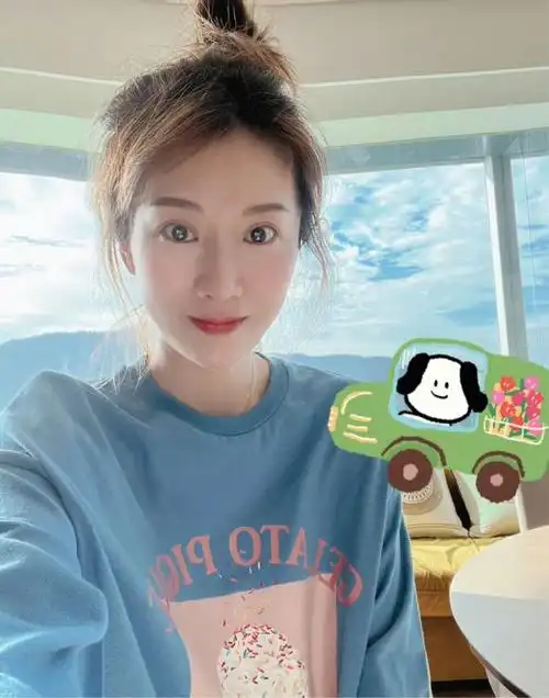 首次晒三娃,产后素颜美得像加了滤镜皮肤太嫩|李念|造型|素颜_新浪