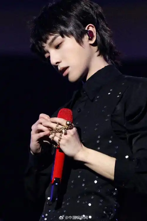 华晨宇新海报是在考歌迷吧##华晨宇晒黄发自拍