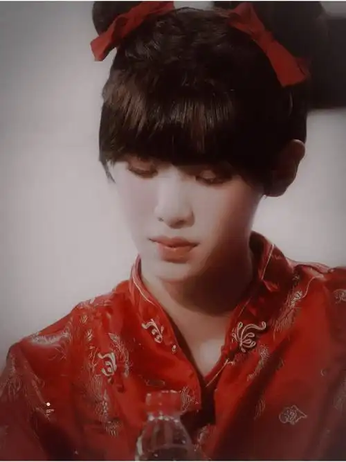 黄明昊女装温婉动人变身跳劲舞的春丽反差好大