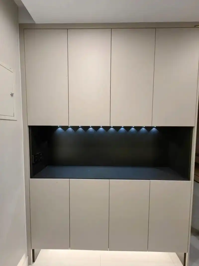 欧派鞋柜莫奈灰 布鲁灰,全屋无把手设计 灯带去自己按的,下面是接电款