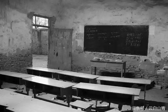 那年那月,那教室那课桌,满满的回忆,不回头的岁月