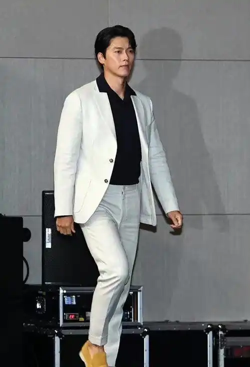 玄彬最新亮相幸福肥!穿白色西装参加发布会,胖一点后更帅气了