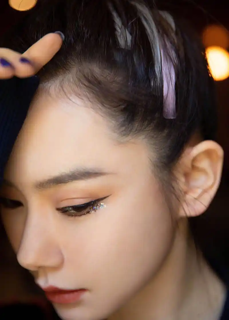 美妆博主戚薇再次上演妆容解析,为发型起名盘丝头的戚哥也是real皮