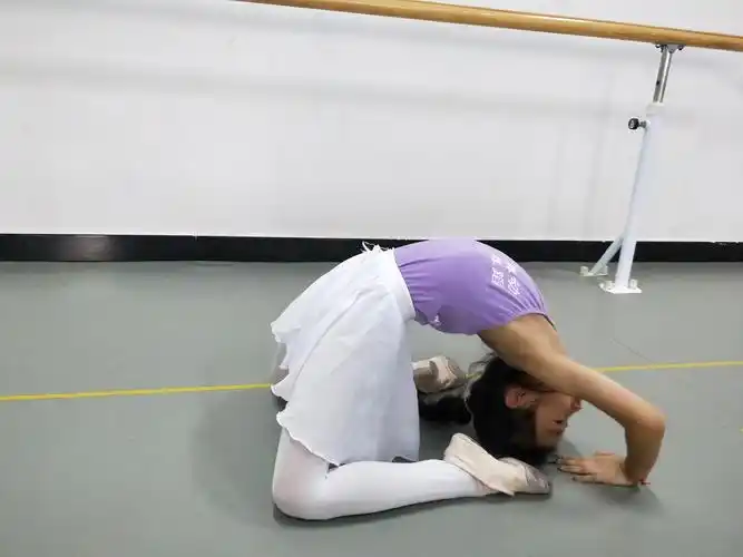 这是孩子在下小腰的照片,小腰下得越来越熟练了.