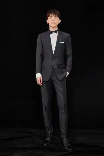 邓伦上演"西装杀",大长腿太绝了