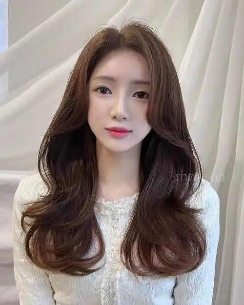 2023年新发型女减龄中长发哪种好看?这些值得推荐-图3