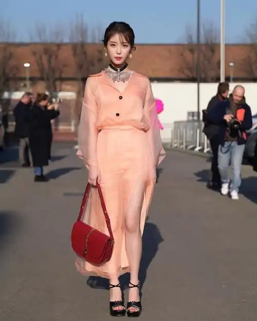 iu李知恩真大胆,158身高挑战男友风西装,当看到腿时我沉默了