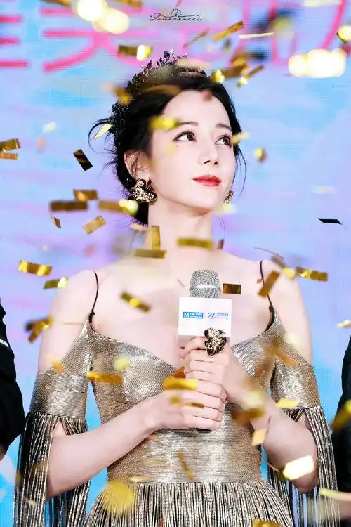 迪丽热巴超话#花海中的迪丽热巴#231015@红星美凯龙"这一定是神"@dear