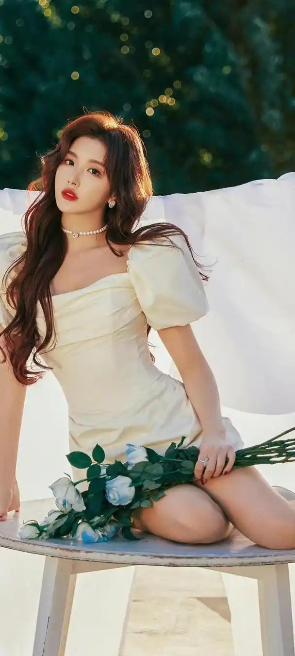 孔雪儿夏日泳装写真来了身穿牛油果色泳装大秀好身材