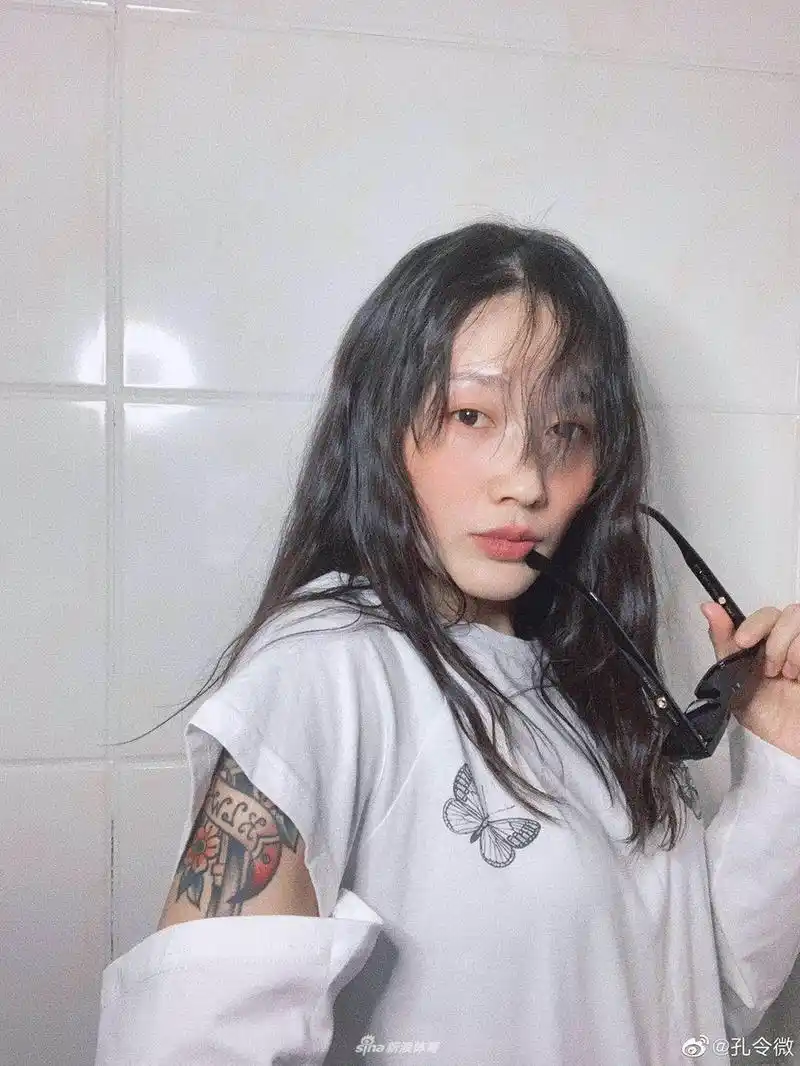 女飞人孔令微戴墨镜晒搞怪自拍