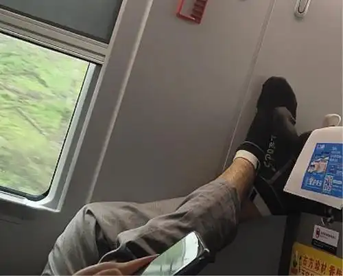 不忍直视!男子动车上脱鞋还把脚搭在前排座椅上