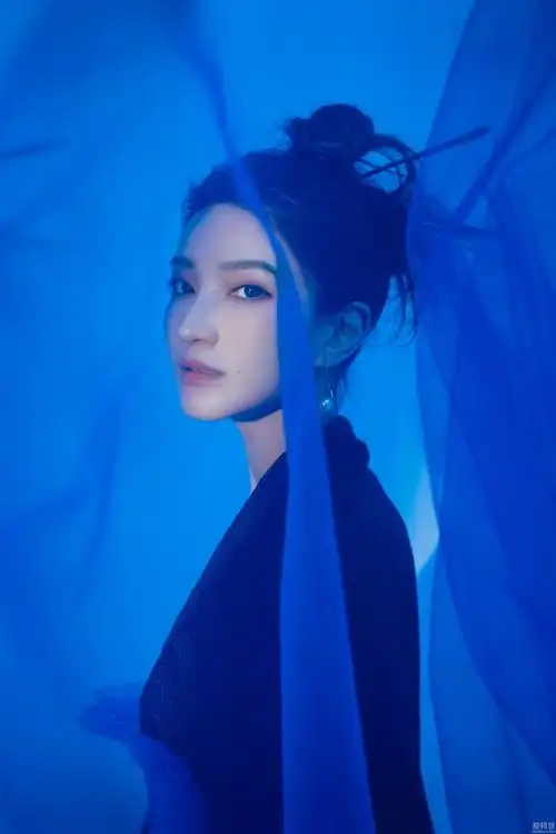 丁丁蓝红色调写真曝光 演唱《招摇》片尾曲