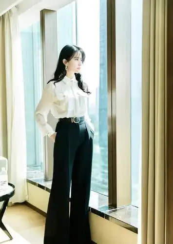 刘亦菲最新时尚大片 白衬衫彰显迷人魅力