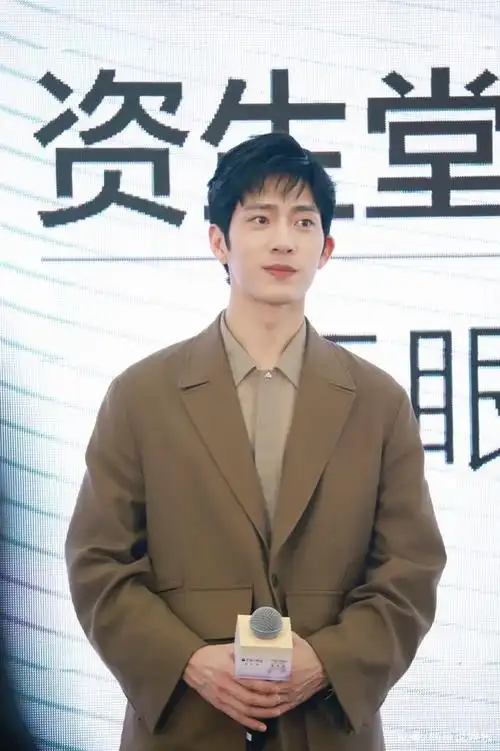 井柏然生图有多绝?五官立体衣品好高级,无美颜无滤镜太精致了吧