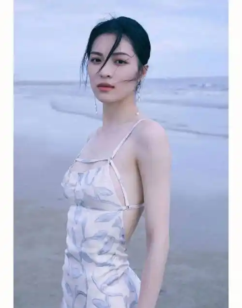 钟楚曦真的是把裙子和裙子拼在一起穿在外面,却美得惊人_时尚_衣服