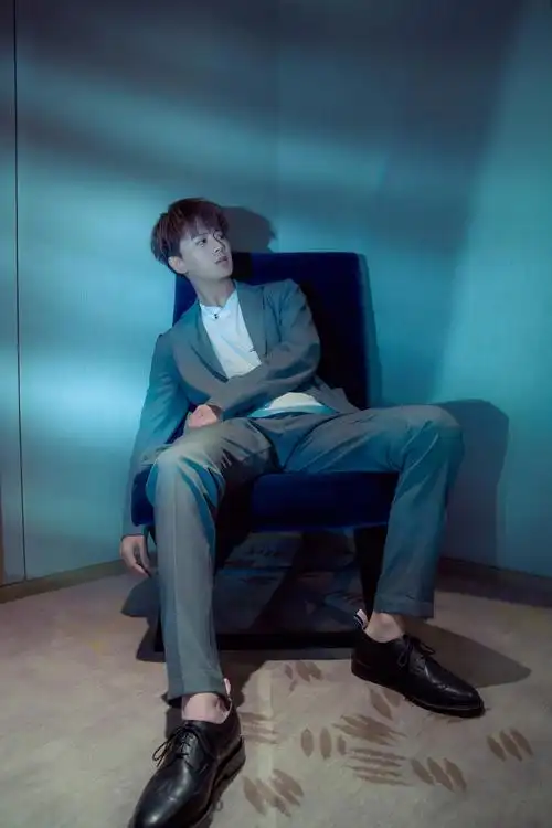 明星爱大牌:任嘉伦休闲西装风度翩翩_高清图集_新浪网