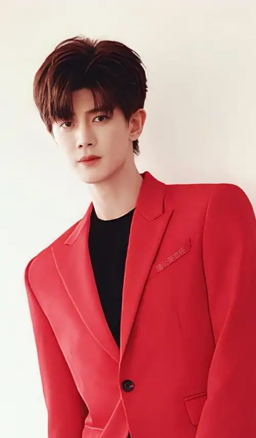 240111任嘉伦风采登陆国际时尚盛事引领潮流风暴