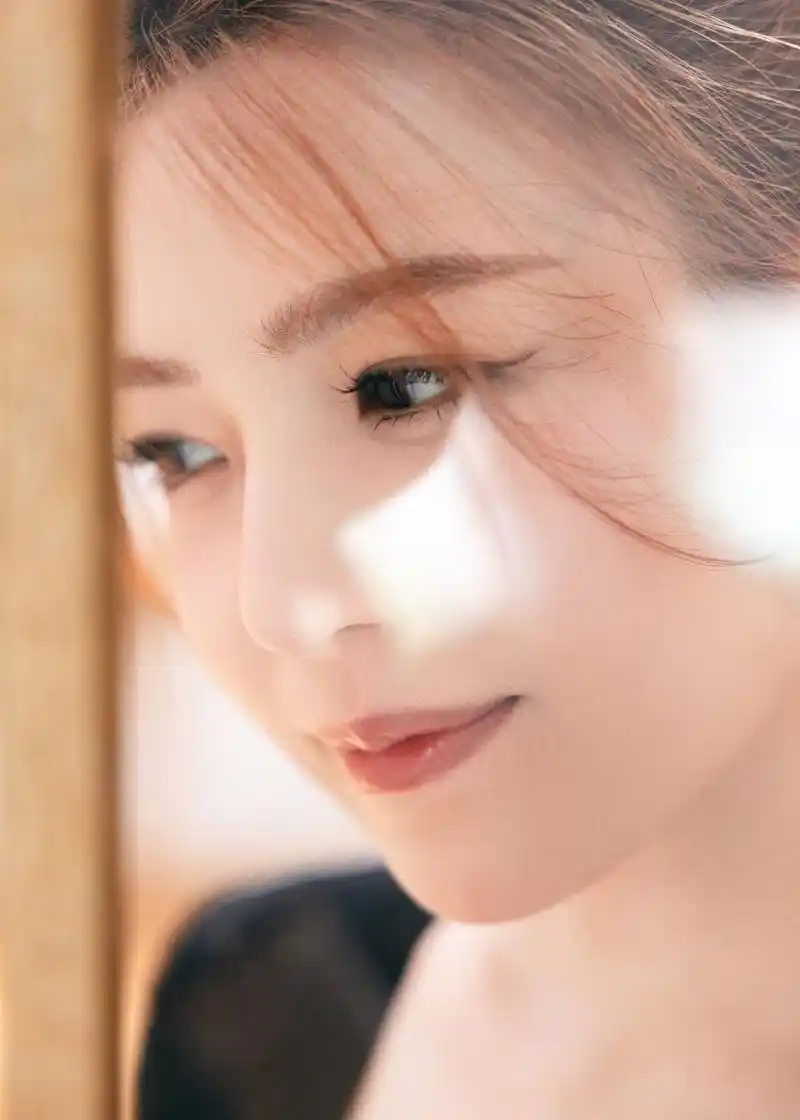 陈妍希黑色连衣裙优雅写真