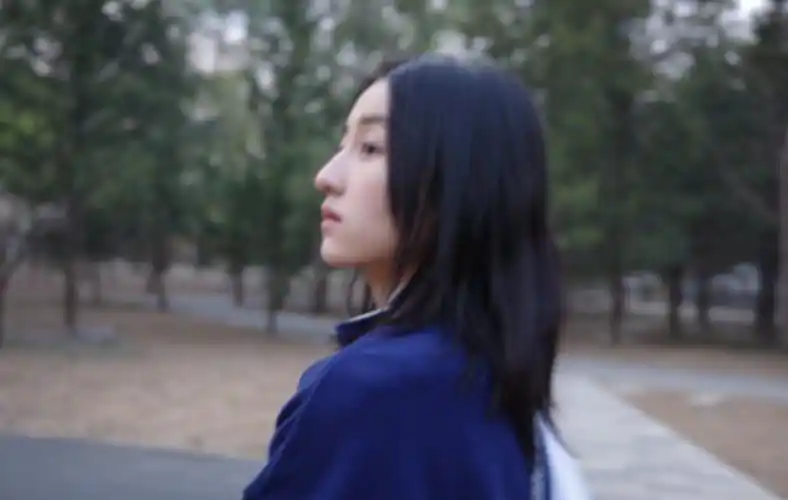 6722岁张子枫素颜逛公园:状态很好侧颜太绝,陈思诚很会选人