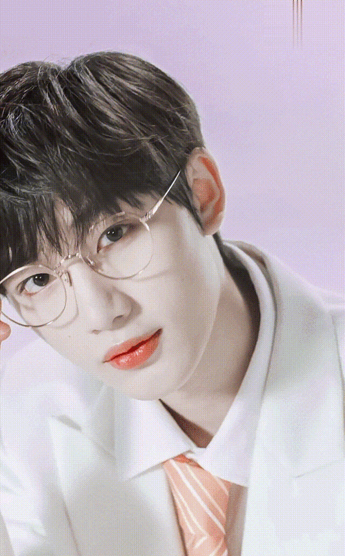 怼脸镜头仿佛无限放大了丁程鑫的五官优势,使得画面中的每一帧都是