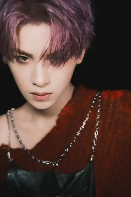 黄明昊紫发烟熏妆##黄明昊链条背带裤