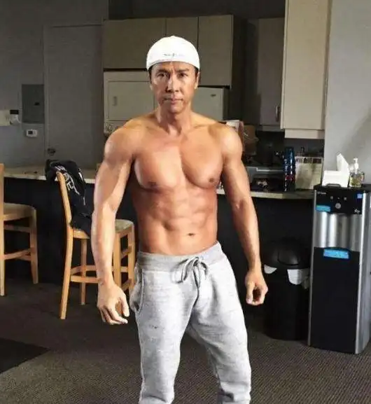 成龙的肌肉,甄子丹的肌肉,为何都比不过洪金宝的"肌肉"?